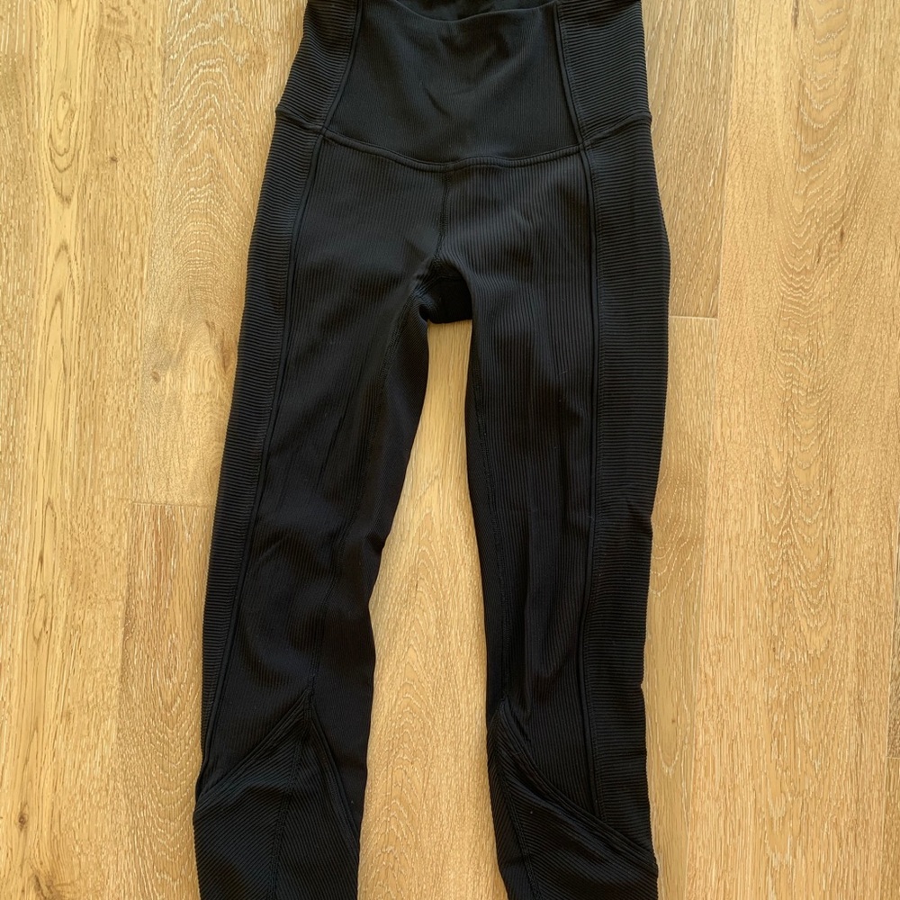 *SOLD* Lululemon ribbed leggings size 2 and 25” length.